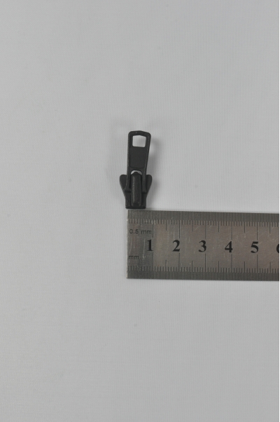 ZIP108  啞光黑金屬拉鏈頭 正面照